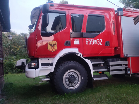 Nowy wóz strażacki przed OSP Jastrząb