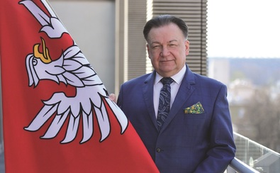 Adam Struzik prezentuje flagę Mazowsza