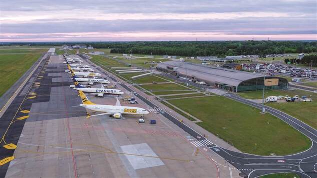 samoloty na pasie lotniska Modlin