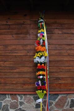 Ręcznie wykonana palma z kolorowymi wstążkami i kwiatami z bibuły, która zdobyła Nagrodę Publiczności.