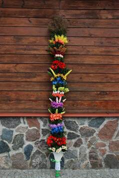 Palma wykonana przez KGW Łęczanki, w której dominują kolorowe kwiaty i kłosy zbóż zrobione z bibuły. Palma ustawiona pionowa 