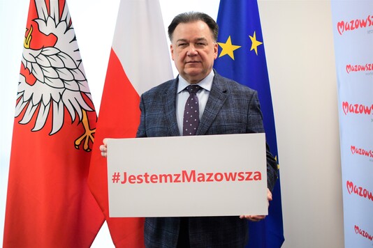 Marszałek Adam Struzik trzyma przed sobą tablicę z napisem #Jestem z Mazowszakurs Jestem z Mazowsza Fot. arch. UMWM (1).jpg