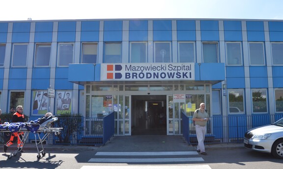 Wejście główne do szpitala Bródnowskiego w Warszawie