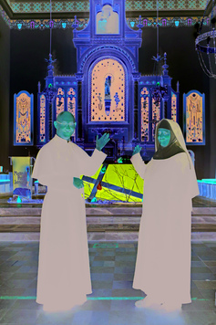 ksiądz i zakonnica pokazują odnowiony ołtarz w kościele