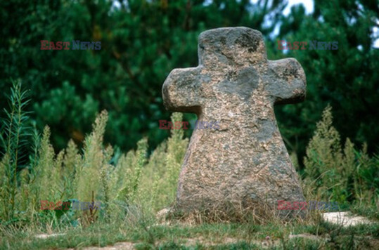 Duży kamień ufromowany w kształt postaci z rozłożonymi rękami. Z daleka może przypominać krzyż.