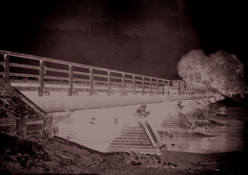 archiwalne zdjęcie przedstawia most