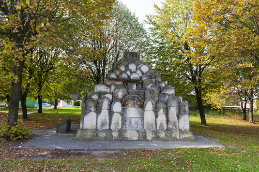 Pomnik zbudowany z kamiennych płyt nagrobnych