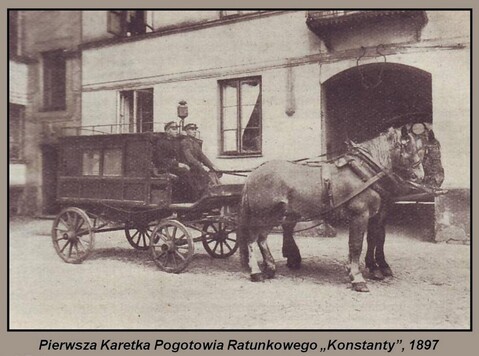 wóz ciągnie koń, zdjęcie archiwalne