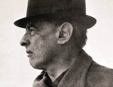 archiwalne zdjęcie mężczyzny w kapeluszu. widok z profilu