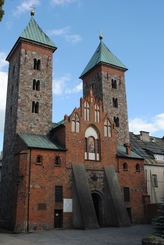 Bazylika pw. Zwiastowania Najświętszej
Marii Panny w Czerwińsku
nad Wisłą leży na terenie
klasztoru salezjanów