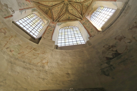 Tylna ściana prezbiterium czerwińskiego sanktuarium z średniowiecznymi freskami.