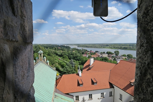 Widok z wierzy sanktuarium na miasto i Wisłę.