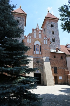 Fasada Sanktuarium Matki Bożej Pocieszenia w Czerwińsku nad Wisłą.