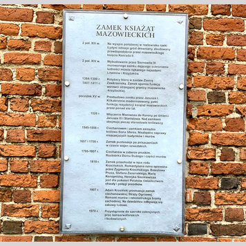Na murze zamkowym - Tablica opisująca historię Zamku w Ciechanowie.