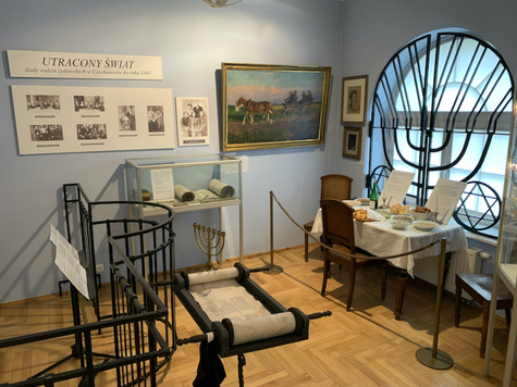 Sala ekspozycyjna obrazująca kulturę żydowskich mieszkańców Ciechanowa przełomu XIX i XX wieku.