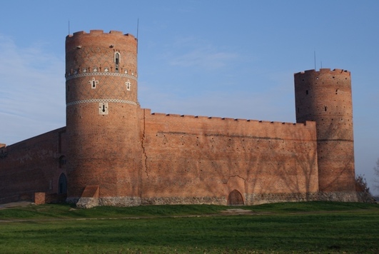 W pełnym planie - Zamek w Ciechanowie, mury i brama, strona południowa.
