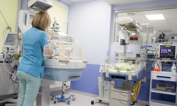 szpitalna sala ze stanowiskami dla nowo narodzonych dzieci