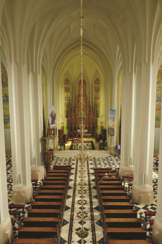 Wnętrze trójnawowego kościoła w Bielsku