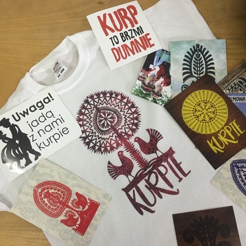 Koszulka z krótkim rękawem i pocztówki z motywami kurpiowskimi
