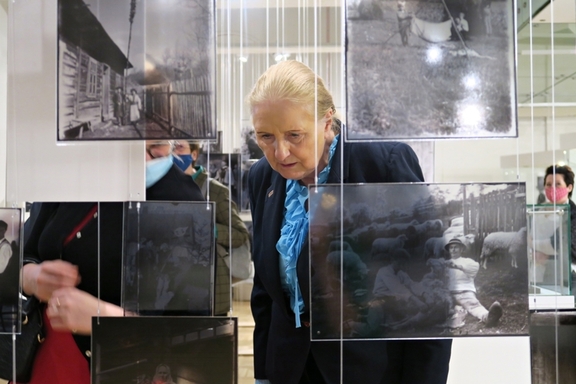Jadwiga Zakrzewska ogląda wystawę
