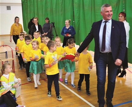 Wicemarszałek Rafał Rajkowski z dziećmi w żółtych koszulkach