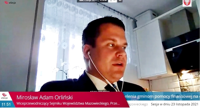 Printscreen z transmisji sesji sejmiku przedstawiający twarz Mirosława Adama Orlińskiego – przewodniczącego Komisji Budżetu i Finansów (klub radnych PSL).