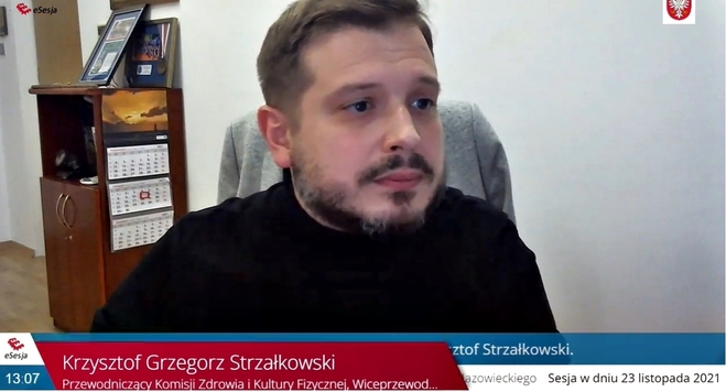 Printscreen z transmisji sesji sejmiku przedstawiający twarz Krzysztofa Strzałkowskiego – przewodniczącego Klubu Radnych Koalicji Obywatelskiej