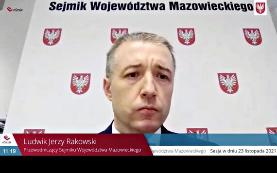 Printscreen z transmisji sesji sejmiku przedstawiający twarz przewodniczącego Sejmiku Województwa Mazowieckiego Ludwika Rakowskiego