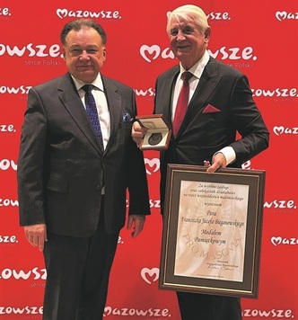 Marszałek Adam Struzik i Franciszek Józef Bieganowski z medalem Pro Masovia