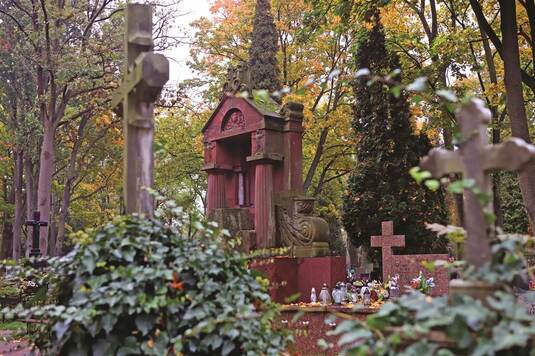 Niezwykłe pomniki nagrobne można znaleźć również na katolickich nekropoliach