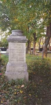 nagrobek w formie kolumny na cmentarzu karaimskim