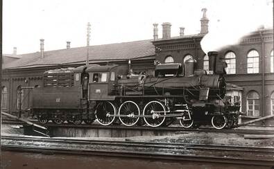 maszynista w kabinie lokomotywy z początków XX wieku