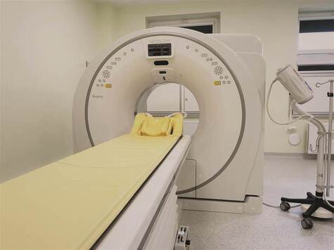 Urządzenie do tomografii ustawione w sali szpitalnej
