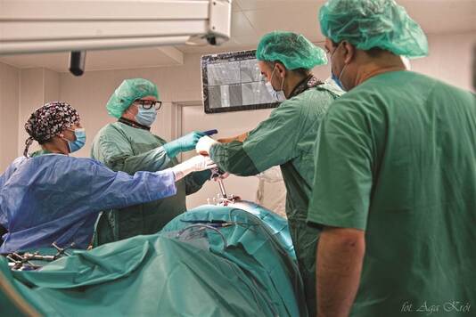lekarze podczas operacji na sali operacyjnej