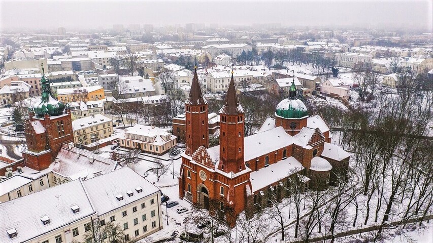 Katedry w Płocku zimą z lotu ptaka