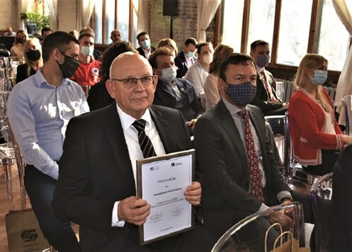 Sekretarz województwa Waldemar Kuliński prezentuje dyplom