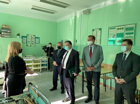 Marszałek Adam Struzik, wicemarszałek Rafał Rajkowski oraz radni województwa zwiedzali profesjonalnie wyposażoną szkołę