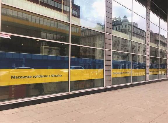 budynek urzędu z naklejoną na szybie flagą Ukrainy