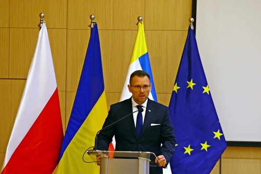 Przy mównicy przemawia Konsul Generalny Ukrainy w Krakowie Wiaczesław Wojnarowski.