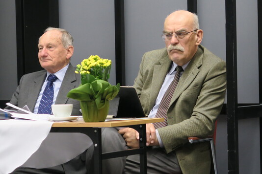 Widok na radnych, od lewej: radny Jan Rejczak (klub radnych PiS), radny Konrad Rytel (niezależny). 