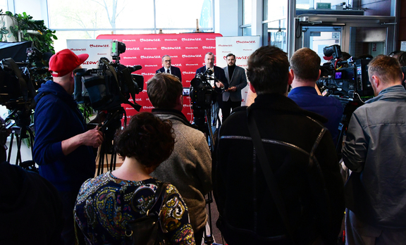Widok na uczestników konferencji prasowej w sprawie lotniska w Modlinie.