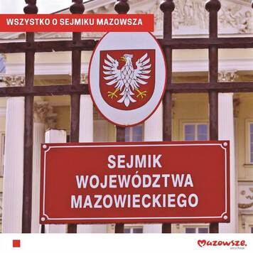 tablica z napisem sejmik województwa mazowieckiego na tle budynku sejmiku