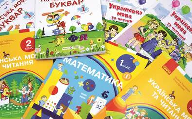 Zdjęcie przedstawia podręczniki do nauki w języku ukraińskim.
