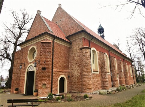 Kościół z cegły - widok z zewnątrz