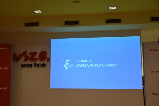 Zdjęcie planszy podczas spotkania Zespołu roboczego ds. oświaty. Na planszy wyświetla się napis Edukacja Warszawa dla Ukrainy