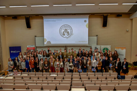 Uczestnicy XVI Ogólnopolskiej Konferencji Studentów Geodezji. Zdjęcie zbiorowe.