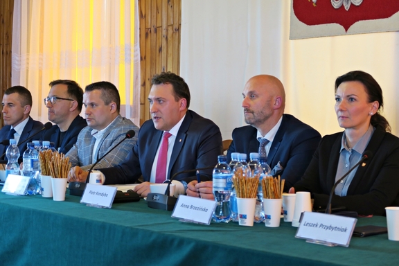Przy stole prezydialnym siedzą członkowie doraźnej komisji Sejmiku Województwa Mazowieckiego ds. planowanej budowy Centralnego Portu Komunikacyjnego.