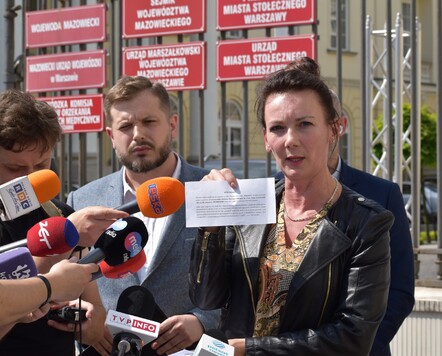 Radna sejmiku Mazowsza Anna Brzezińska podczas konferencji prasowej. Po lewej Krzysztof Strzałkowski radny sejmiku Mazowsza.