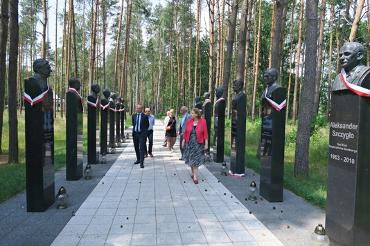 Członkowie komisji oglądają Dęby Pamięci. Wzdłuż alei ustawione są na czarnych cokołach popiersia osób, które zginęły 10 kwietnia 2010 r. w katastrofie lotniczej pod Smoleńskiem.