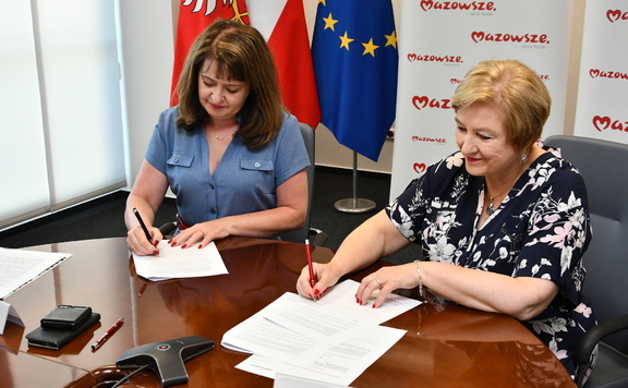 Janina Ewa Orzełowska i Elżbieta Lanc podpisują umowę